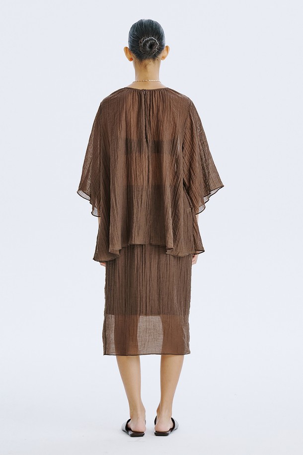 **Sheer Banding Skirt_Brown**

부드러운 텐셀 혼방 소재와 시스루 디자인이 특징인 여성용 H라인 스커트입니다. 브라운 컬러와 안감이 내장되어 비침 걱정 없이 시원하게 여름을 즐길 수 있습니다. 허리 밴딩 처리로 편안한 착용감을 선사하며, 미니멀하고 베이직한 스타일을 연출합니다.
