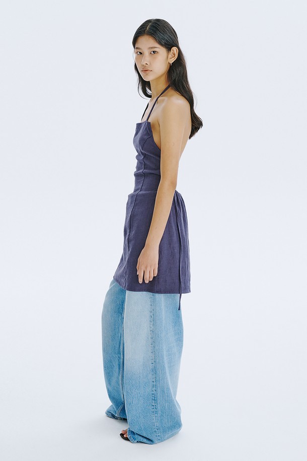 네이비 컬러의 스트랩 미니 드레스는 린넨과 면 혼방 소재로 제작되어 시원하고 편안한 착용감을 선사합니다. 스퀘어넥 라인과 민소매, 등 오픈 디자인, 스트랩 디테일이 특징이며, 여름철 일상, 여행, 휴가 등 다양한 상황에서 미니멀하고 베이직한 스타일을 연출할 수 있습니다. 얇은 두께감으로 통기성이 뛰어나며, 여러 체형을 커버해 주는 디자인으로 드라이클리닝을 권장합니다.
