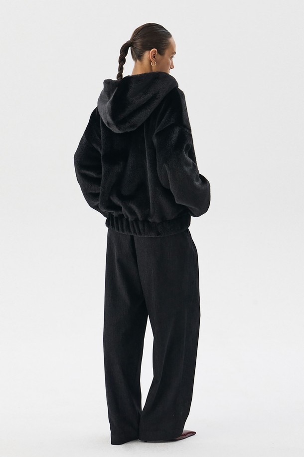 블랙 컬러의 리버서블 밍크 퍼 점퍼입니다. 가을, 겨울 시즌에 어울리는 두꺼운 두께감으로 포근하게 착용할 수 있으며, 양면 착용이 가능하여 다양한 스타일을 연출할 수 있습니다. 밍크 퍼 디테일과 로고 디테일이 고급스러운 분위기를 더하며, 루즈핏 디자인으로 편안한 착용감을 선사합니다. 지퍼형 여밈 방식으로 간편하게 착용 가능하며, 일상 및 모임룩에 모두 잘 어울립니다. 클래식하면서도 미니멀한 스타일을 즐기는 여성분들께 추천합니다.
