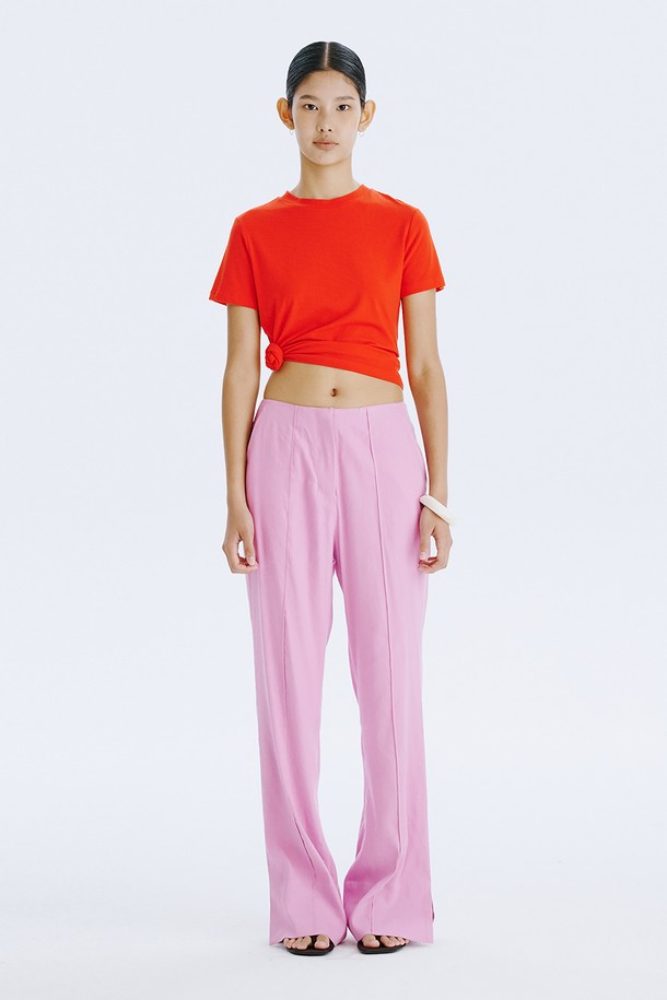 부드러운 촉감의 25 Basic Short Sleeve T_Red는 면 56%, 모달 38%, 스판덱스 6% 혼방 소재로 제작된 슬림핏 반팔 티셔츠입니다. 라운드넥 디자인에 얇은 두께감으로 봄, 여름철 일상복으로 적합하며, 1cm 네크립, 외줄삼봉 스티치, 뒷넥 나염 로고 디테일로 미니멀한 스타일을 더했습니다. 바이오 워싱 처리를 통해 더욱 편안한 착용감을 제공하는 무지 반팔 티셔츠입니다.
