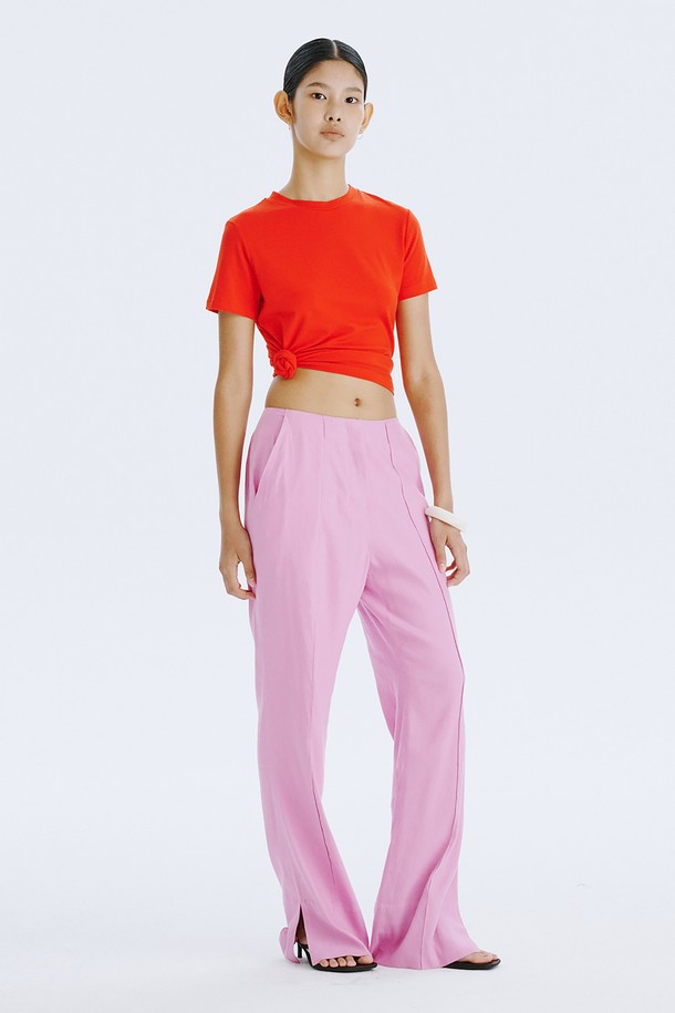 부드러운 촉감의 25 Basic Short Sleeve T_Red는 면 56%, 모달 38%, 스판덱스 6% 혼방 소재로 제작된 슬림핏 반팔 티셔츠입니다. 라운드넥 디자인에 얇은 두께감으로 봄, 여름철 일상복으로 적합하며, 1cm 네크립, 외줄삼봉 스티치, 뒷넥 나염 로고 디테일로 미니멀한 스타일을 더했습니다. 바이오 워싱 처리를 통해 더욱 편안한 착용감을 제공하는 무지 반팔 티셔츠입니다.
