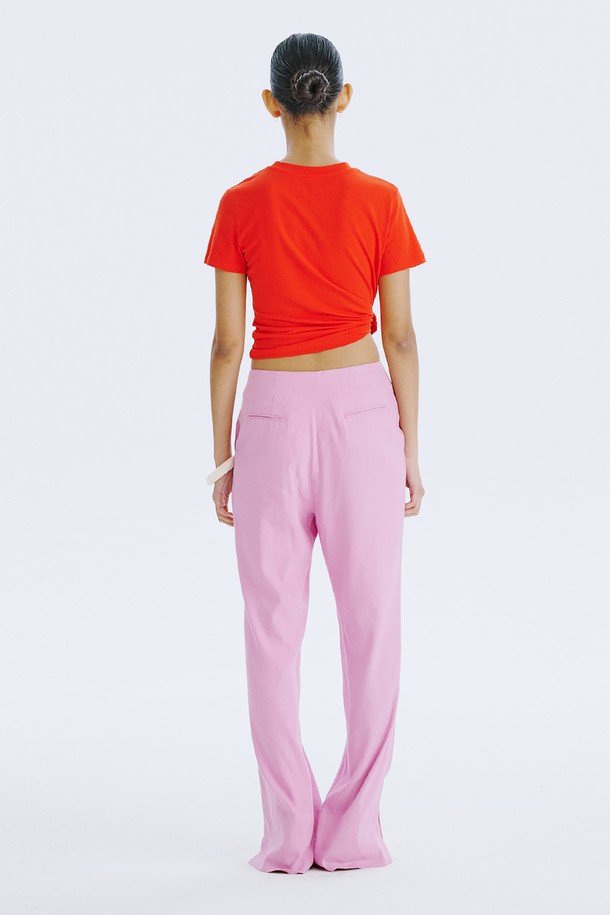 부드러운 촉감의 25 Basic Short Sleeve T_Red는 면 56%, 모달 38%, 스판덱스 6% 혼방 소재로 제작된 슬림핏 반팔 티셔츠입니다. 라운드넥 디자인에 얇은 두께감으로 봄, 여름철 일상복으로 적합하며, 1cm 네크립, 외줄삼봉 스티치, 뒷넥 나염 로고 디테일로 미니멀한 스타일을 더했습니다. 바이오 워싱 처리를 통해 더욱 편안한 착용감을 제공하는 무지 반팔 티셔츠입니다.
