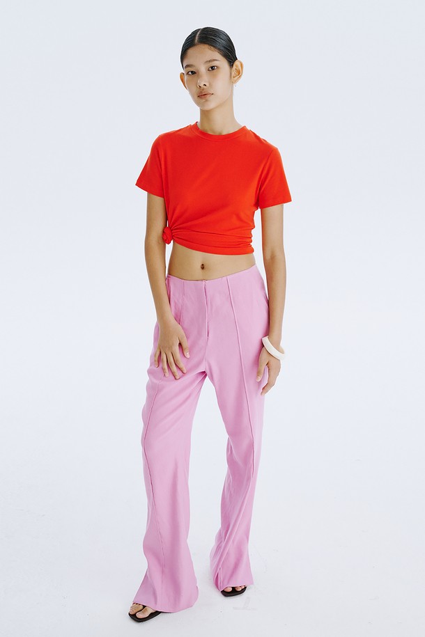 부드러운 촉감의 25 Basic Short Sleeve T_Red는 면 56%, 모달 38%, 스판덱스 6% 혼방 소재로 제작된 슬림핏 반팔 티셔츠입니다. 라운드넥 디자인에 얇은 두께감으로 봄, 여름철 일상복으로 적합하며, 1cm 네크립, 외줄삼봉 스티치, 뒷넥 나염 로고 디테일로 미니멀한 스타일을 더했습니다. 바이오 워싱 처리를 통해 더욱 편안한 착용감을 제공하는 무지 반팔 티셔츠입니다.
