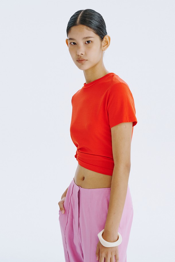 부드러운 촉감의 25 Basic Short Sleeve T_Red는 면 56%, 모달 38%, 스판덱스 6% 혼방 소재로 제작된 슬림핏 반팔 티셔츠입니다. 라운드넥 디자인에 얇은 두께감으로 봄, 여름철 일상복으로 적합하며, 1cm 네크립, 외줄삼봉 스티치, 뒷넥 나염 로고 디테일로 미니멀한 스타일을 더했습니다. 바이오 워싱 처리를 통해 더욱 편안한 착용감을 제공하는 무지 반팔 티셔츠입니다.
