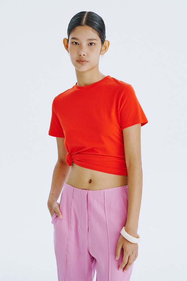 부드러운 촉감의 25 Basic Short Sleeve T_Red는 면 56%, 모달 38%, 스판덱스 6% 혼방 소재로 제작된 슬림핏 반팔 티셔츠입니다. 라운드넥 디자인에 얇은 두께감으로 봄, 여름철 일상복으로 적합하며, 1cm 네크립, 외줄삼봉 스티치, 뒷넥 나염 로고 디테일로 미니멀한 스타일을 더했습니다. 바이오 워싱 처리를 통해 더욱 편안한 착용감을 제공하는 무지 반팔 티셔츠입니다.
