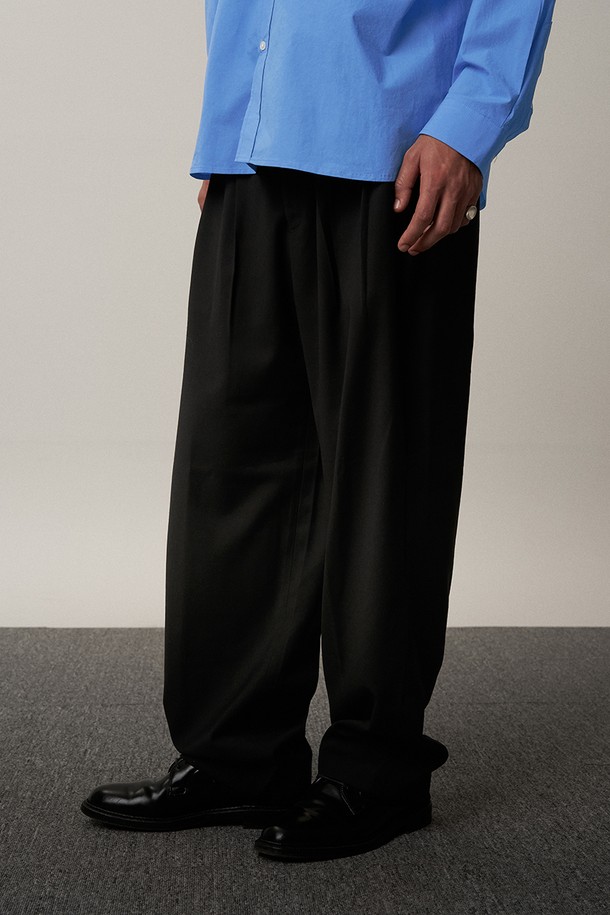 LUNT - 슬랙스/수트팬츠 - WOOL TWO TUCKED WIDE SLACKS (BLACK)