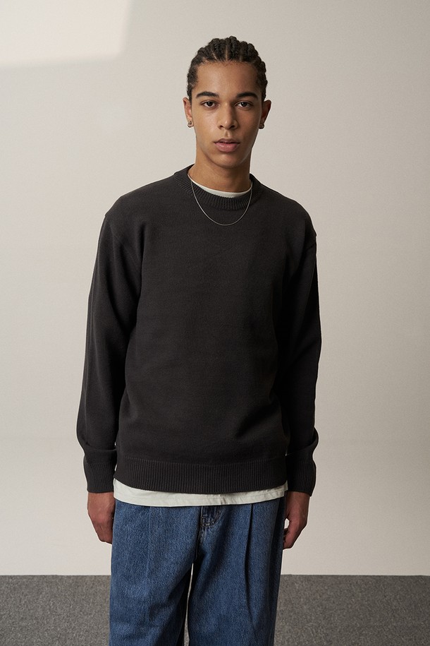 LUNT - 스웨터 - COMFORT ROUND NECK KNIT (CHARCOAL)