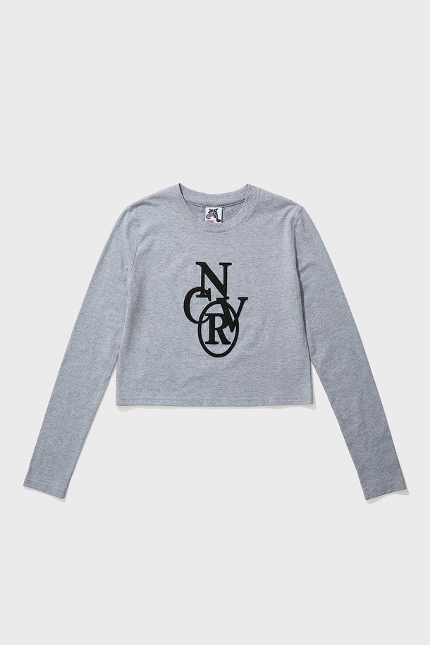 '서클 스티치 크롭 롱슬리브' 그레이 티셔츠입니다. 부드러운 촉감의 면, 폴리에스테르 혼방 소재로 제작되어 봄, 가을에 착용하기 좋습니다. 라운드넥에 박시핏 크롭 기장으로 캐주얼하고 미니멀한 스타일을 연출하며, 서클 스티치 패턴이 특징입니다. 얇은 두께감으로 편안하게 착용 가능하며, 텐션 조절을 위한 텐더 가공과 수축을 최소화하는 텀블 가공 처리를 거쳤습니다. 일상복, 가벼운 산책룩으로 활용하기 좋은 아이템입니다.
