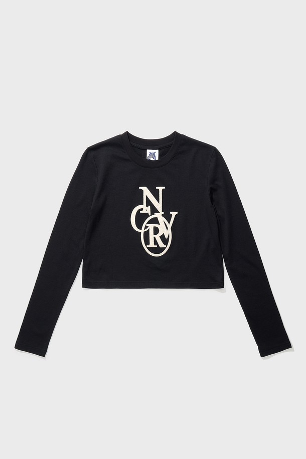 **서클 스티치 크롭 롱슬리브 블랙**은 면과 폴리에스테르 혼방 소재로 제작되어 부드러운 촉감을 선사합니다. 얇은 두께감으로 봄, 가을에 적합하며, 텀블 및 텐더 가공 처리를 통해 편안한 착용감을 제공합니다. 라운드넥에 박시 핏 디자인으로 캐주얼하면서도 미니멀한 스타일을 연출하며, 서클 스티치 패턴이 돋보입니다. 데이트룩부터 카페룩까지 다양한 상황에 활용할 수 있으며, 내구성이 우수한 스티치 마감으로 오랫동안 즐겨 입을 수 있습니다. 남녀 모두 착용 가능한 블랙 컬러의 크롭 롱슬리브입니다.
