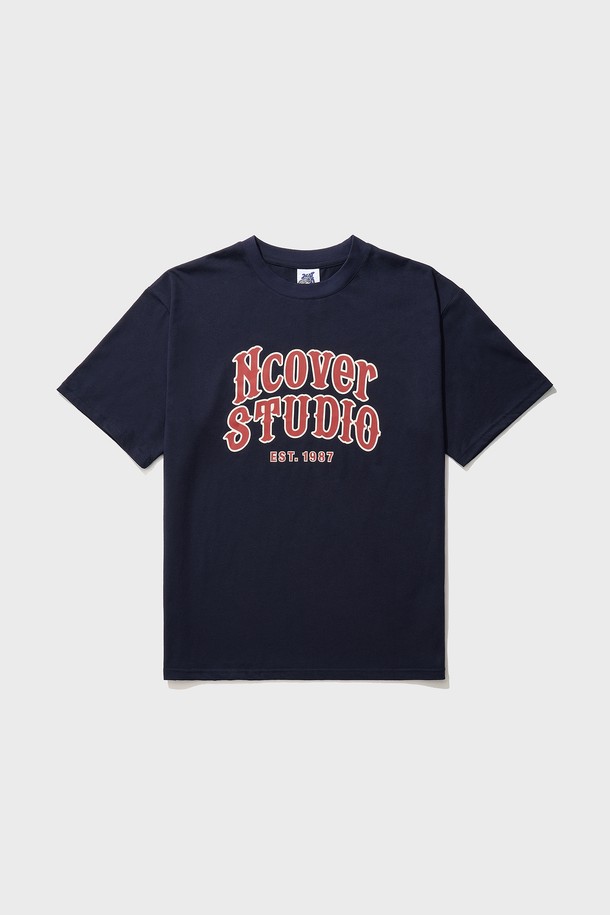 올드 스튜디오 반팔 티셔츠 네이비는 남녀 공용으로, 봄, 여름에 착용하기 좋은 베이직 스타일의 반팔 티셔츠입니다. 부드러운 면과 폴리에스터 혼방 소재로 제작되어 얇고 통기성이 뛰어나며, 루즈핏으로 편안한 착용감을 선사합니다. 텀블 가공을 통해 수축을 최소화하고, 150-200도 텐더 가공 및 내구성 있는 스티칭으로 마감하여 오랫동안 변형 없이 착용 가능합니다.
