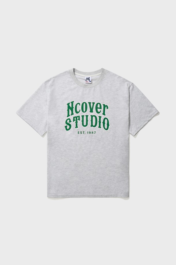 올드 스튜디오 반팔 티셔츠 화이트멜란지는 면 35%, 폴리에스터 65% 혼방 소재로 제작되어 부드러운 촉감을 선사합니다. 남녀 공용으로 착용 가능하며, 라운드넥과 루즈핏으로 편안한 착용감을 제공합니다. 특수 텀블 가공으로 수축을 최소화하고, 150-200도 텐더 가공으로 원단의 장력을 조절하여 변형 없이 오래 입을 수 있습니다.
