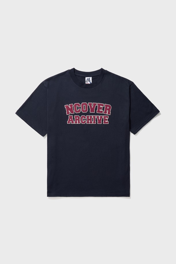네이비 컬러의 아카이브 로고 반팔 티셔츠입니다. 면과 폴리에스테르 혼방 소재로 제작되어 부드러운 촉감과 통기성을 제공하며, 루즈핏으로 편안한 착용감을 선사합니다. 캐주얼 스타일의 남녀공용 제품으로, 텀블 가공 및 텐더 가공을 거쳐 세탁 후 변형과 뒤틀림을 최소화하고 견고한 봉제 마감으로 내구성을 높였습니다.
