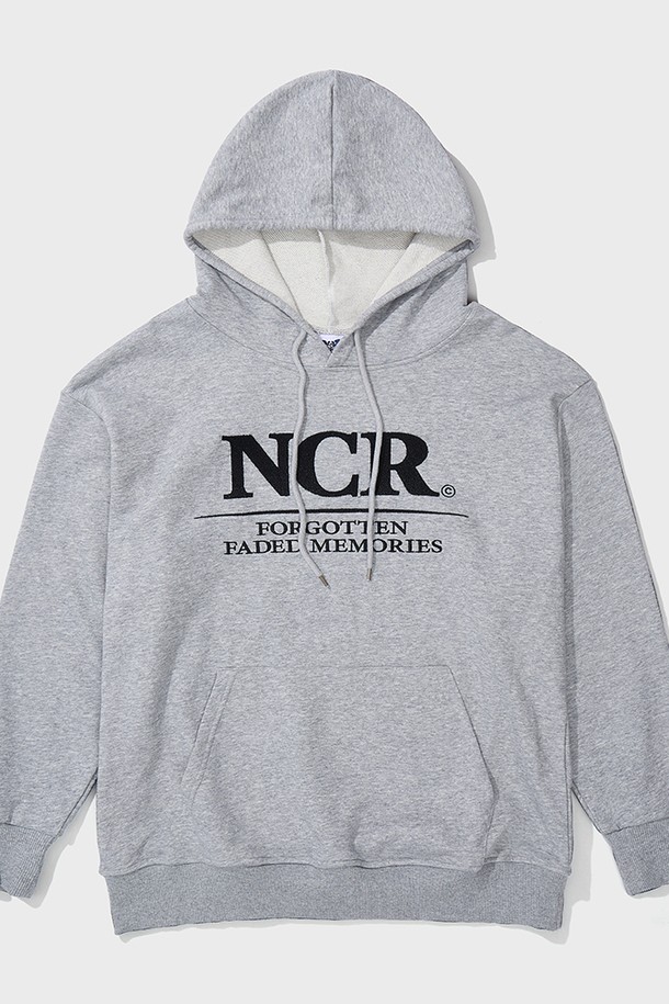 NCR 시그니처 후드티 그레이는 남녀 모두 착용 가능한 베이직하고 캐주얼한 스타일의 후드티입니다. 봄, 가을, 겨울, 세 계절에 걸쳐 활용하기 좋으며, 일상복으로 편안하게 착용할 수 있습니다. 부드러운 면과 폴리에스테르 혼방 소재로 제작되어 흡습 및 통기성이 뛰어나고, 박시핏으로 편안한 착용감을 선사합니다. 트리블 스티치 공법, 텀블 및 텐더 가공, 내구성 강화 스티칭, 변형 최소화 등의 특징으로 제작되어, 집콕룩, 동네 마실룩, 겨울 데일리룩 등 다양한 TPO에 적합합니다. 그레이 컬러에 로고 패턴이 더해져 미니멀하면서도 클래식한 분위기를 연출합니다.
