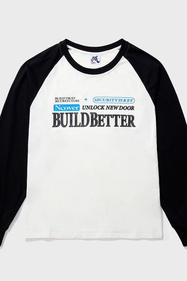 빌드 베럴 래글런 롱슬리브 블랙은 부드러운 면과 폴리에스테르 혼방 소재로 제작되어 봄, 가을에 착용하기 좋은 얇은 두께의 긴소매 래글런 티셔츠입니다. 라운드넥 디자인과 루즈핏으로 편안한 착용감을 선사하며, 베이직하고 캐주얼한 스타일을 연출합니다. 블랙과 화이트 두 가지 색상으로 출시되어 다양한 룩에 활용하기 좋습니다. 래글런 소매 디자인과 리브 디테일, 통기성이 좋은 소재, 그리고 내구성을 높인 스티칭 마감으로 완성도를 높였습니다. 일상 속 편안함과 스타일을 동시에 잡을 수 있는 아이템으로, 동네 마실룩이나 산책룩에 적합합니다.
