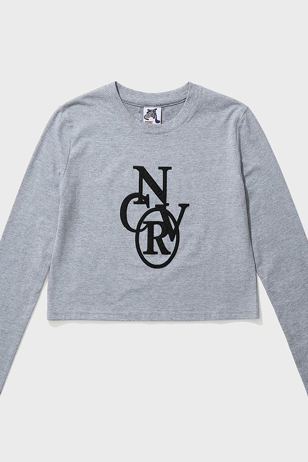 '서클 스티치 크롭 롱슬리브' 그레이 티셔츠입니다. 부드러운 촉감의 면, 폴리에스테르 혼방 소재로 제작되어 봄, 가을에 착용하기 좋습니다. 라운드넥에 박시핏 크롭 기장으로 캐주얼하고 미니멀한 스타일을 연출하며, 서클 스티치 패턴이 특징입니다. 얇은 두께감으로 편안하게 착용 가능하며, 텐션 조절을 위한 텐더 가공과 수축을 최소화하는 텀블 가공 처리를 거쳤습니다. 일상복, 가벼운 산책룩으로 활용하기 좋은 아이템입니다.
