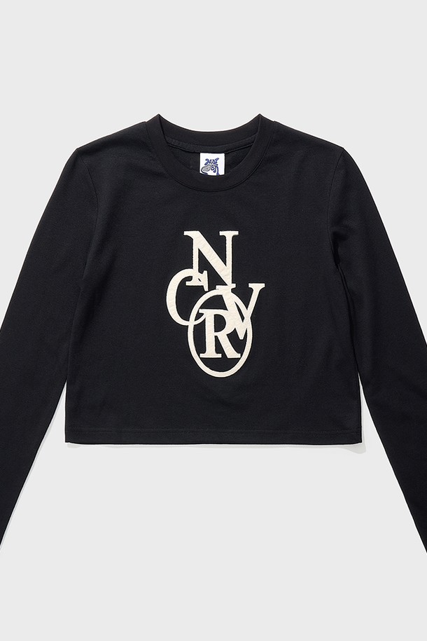 **서클 스티치 크롭 롱슬리브 블랙**은 면과 폴리에스테르 혼방 소재로 제작되어 부드러운 촉감을 선사합니다. 얇은 두께감으로 봄, 가을에 적합하며, 텀블 및 텐더 가공 처리를 통해 편안한 착용감을 제공합니다. 라운드넥에 박시 핏 디자인으로 캐주얼하면서도 미니멀한 스타일을 연출하며, 서클 스티치 패턴이 돋보입니다. 데이트룩부터 카페룩까지 다양한 상황에 활용할 수 있으며, 내구성이 우수한 스티치 마감으로 오랫동안 즐겨 입을 수 있습니다. 남녀 모두 착용 가능한 블랙 컬러의 크롭 롱슬리브입니다.
