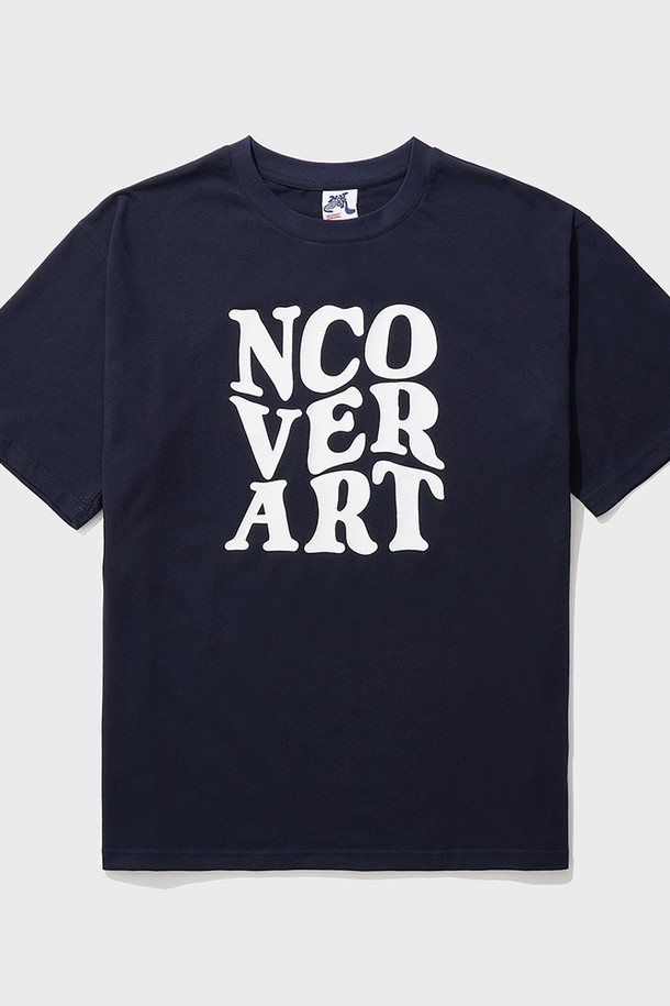 네이비 컬러의 웨이브 그래픽 반팔 티셔츠입니다. 면과 폴리에스테르 혼방 소재로 제작되어 부드러운 촉감과 뛰어난 통기성을 제공하며, 일상생활에서 편안하게 착용할 수 있습니다. 얇은 두께감과 박시핏 디자인으로 트렌디한 스타일을 연출하며, 텀블 가공을 통해 수축을 최소화하고 내구성이 뛰어난 스티칭으로 제작되었습니다.
