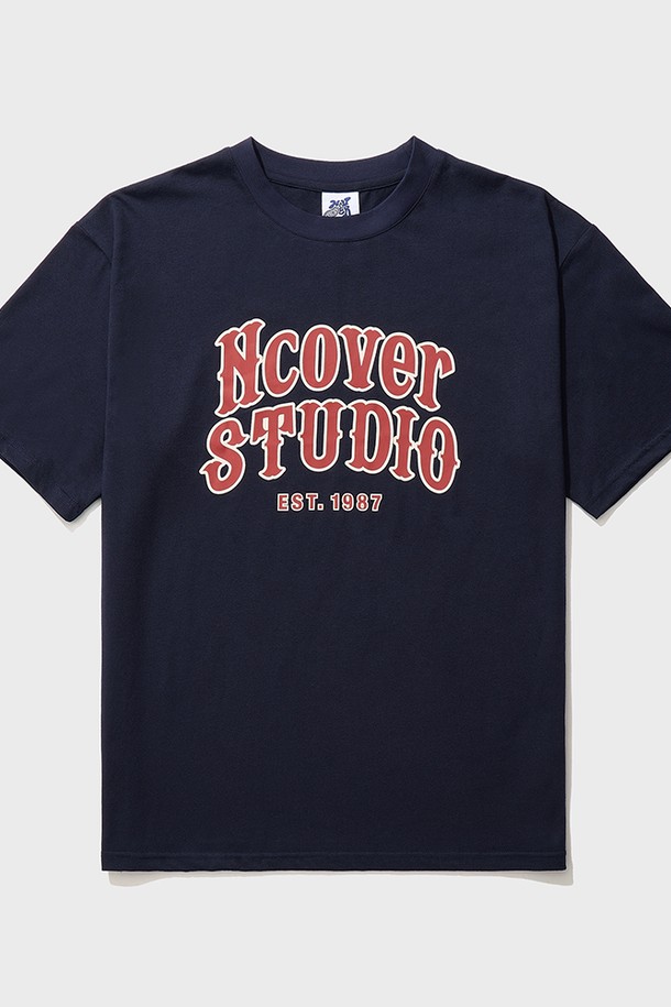 올드 스튜디오 반팔 티셔츠 네이비는 남녀 공용으로, 봄, 여름에 착용하기 좋은 베이직 스타일의 반팔 티셔츠입니다. 부드러운 면과 폴리에스터 혼방 소재로 제작되어 얇고 통기성이 뛰어나며, 루즈핏으로 편안한 착용감을 선사합니다. 텀블 가공을 통해 수축을 최소화하고, 150-200도 텐더 가공 및 내구성 있는 스티칭으로 마감하여 오랫동안 변형 없이 착용 가능합니다.
