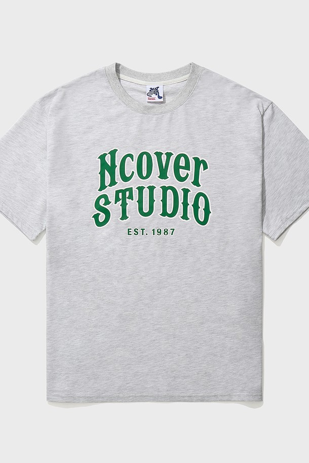 올드 스튜디오 반팔 티셔츠 화이트멜란지는 면 35%, 폴리에스터 65% 혼방 소재로 제작되어 부드러운 촉감을 선사합니다. 남녀 공용으로 착용 가능하며, 라운드넥과 루즈핏으로 편안한 착용감을 제공합니다. 특수 텀블 가공으로 수축을 최소화하고, 150-200도 텐더 가공으로 원단의 장력을 조절하여 변형 없이 오래 입을 수 있습니다.
