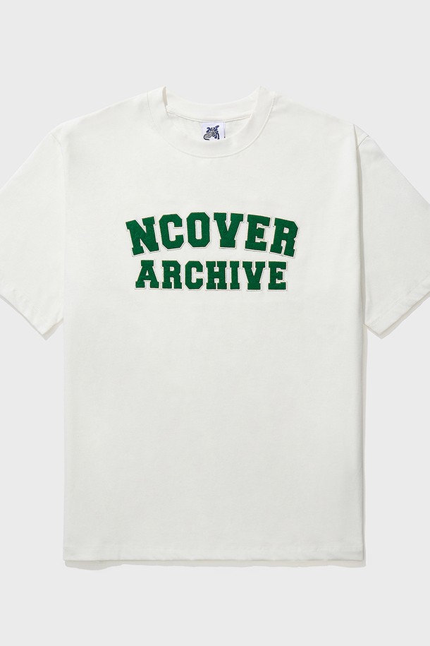 아카이브 로고 반팔 티셔츠 화이트는 남녀 공용으로 봄, 여름에 착용하기 좋은 베이직 캐주얼 스타일의 상의입니다. 면과 폴리에스테르 혼방 소재로 제작되어 부드러운 촉감과 통기성을 제공하며, 얇은 두께감으로 시원하게 착용할 수 있습니다. 루즈핏 라운드넥 디자인에 로고 패턴이 돋보이며, 특수 텀블 가공과 수축 방지 처리로 변형 없이 오래도록 즐길 수 있습니다.
