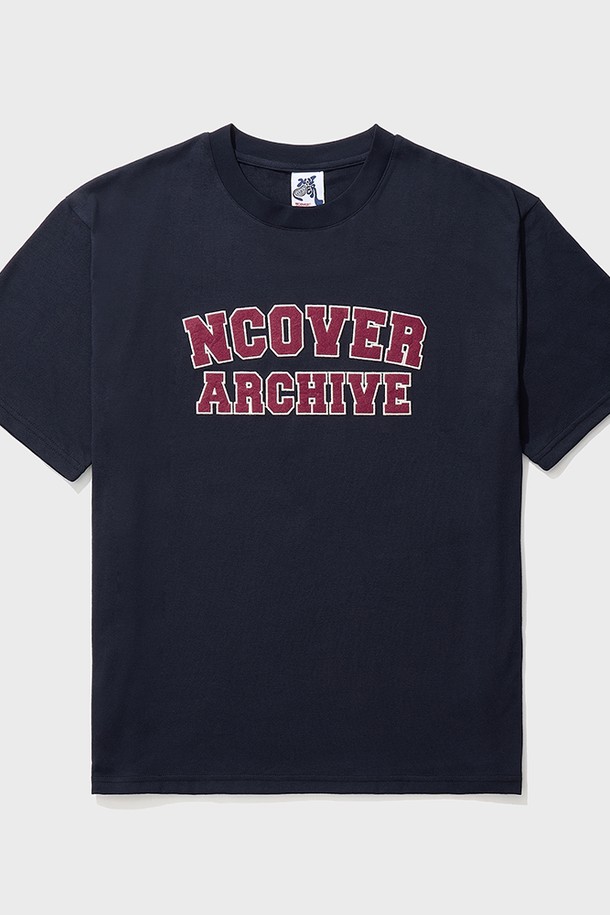 네이비 컬러의 아카이브 로고 반팔 티셔츠입니다. 면과 폴리에스테르 혼방 소재로 제작되어 부드러운 촉감과 통기성을 제공하며, 루즈핏으로 편안한 착용감을 선사합니다. 캐주얼 스타일의 남녀공용 제품으로, 텀블 가공 및 텐더 가공을 거쳐 세탁 후 변형과 뒤틀림을 최소화하고 견고한 봉제 마감으로 내구성을 높였습니다.
