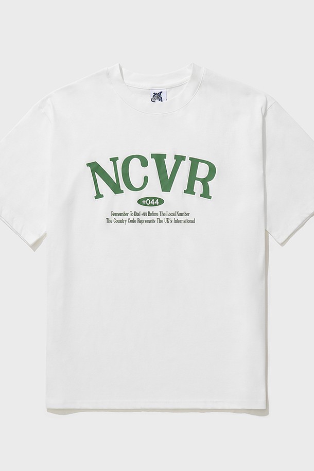 베이직하고 캐주얼한 스타일의 레거시 타이포 로고 반팔 티셔츠 화이트입니다. 면과 폴리에스테르 혼방 소재로 제작되어 부드러운 촉감과 통기성을 제공하며, 얇은 두께감으로 봄, 여름철에 시원하게 착용하기 좋습니다. 텀블 가공으로 수축을 최소화하고, 내구성이 뛰어나 형태 안정성이 유지되는 실용적인 제품입니다.
