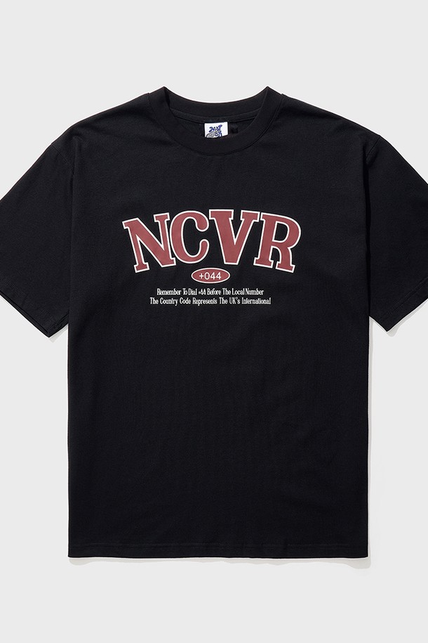 레거시 타이포 로고 반팔 티셔츠 블랙은 남녀 공용으로 착용 가능한 베이직하고 캐주얼한 스타일의 반팔 티셔츠입니다. 면과 폴리에스테르 혼방 소재로 제작되어 부드러운 촉감과 얇은 두께감으로 봄, 여름 시즌에 적합하며, 박시핏으로 편안하게 착용할 수 있습니다. 텀블 가공으로 수축을 최소화하고 내구성을 높였으며, 레터링 로고 패턴과 라운드넥 디자인으로 포인트를 더했습니다.
