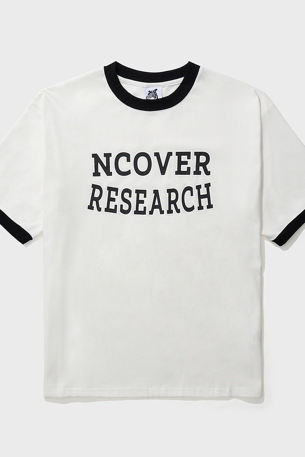 리서치 로고 링거 반팔 티셔츠 블랙은 면과 폴리에스터 혼방 소재로 제작되어 부드러운 촉감과 얇은 두께로 봄, 여름철에 시원하게 착용하기 좋습니다. 베이직하고 캐주얼한 스타일의 이 티셔츠는 남녀 모두 착용 가능하며, 링거 디자인과 박시핏으로 편안한 착용감을 선사합니다. 텀블 가공을 거쳐 수축을 최소화하고 내구성을 높인 스티칭 마감으로 오랫동안 변함없이 즐길 수 있습니다.
