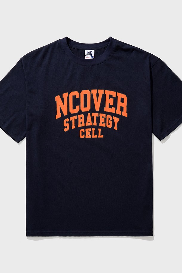 네이비 컬러의 스트레터지 로고 반팔 티셔츠입니다. 면과 폴리에스터 혼방 소재로 제작되어 부드러운 촉감과 통기성을 제공하며, 얇은 두께감으로 봄, 여름철 시원하게 착용하기 좋습니다. 텀블 가공, 텐더 가공, 형태 안정성을 갖춰 편안함과 핏을 유지하며, 박시핏과 라운드넥 디자인으로 캐주얼하고 스포티한 스타일을 연출합니다.
