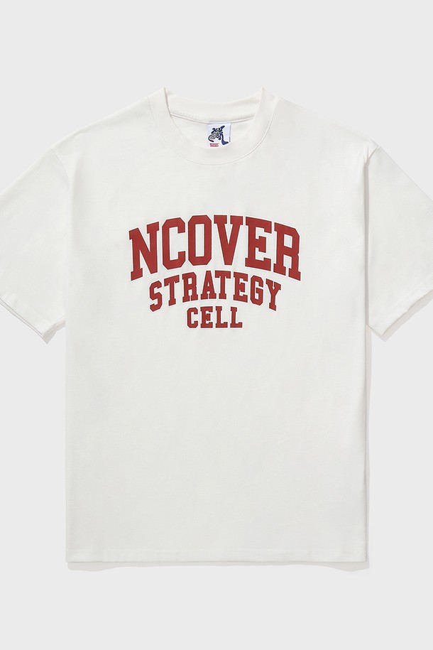 스트레터지 로고 반팔 티셔츠는 부드러운 촉감의 면, 폴리에스테르 혼방 소재로 제작되어 봄, 여름 시즌에 적합한 베이직 캐주얼 스타일의 반팔 티셔츠입니다. 텀블 및 텐더 가공 처리로 편안한 착용감을 제공하며, 신축성 있는 원단과 박시핏 디자인으로 활동성을 높였습니다. 라운드넥에 화이트 컬러, 로고 패턴으로 디자인되어 남녀 모두 착용 가능한 유니섹스 스타일의 데일리 아이템입니다.
