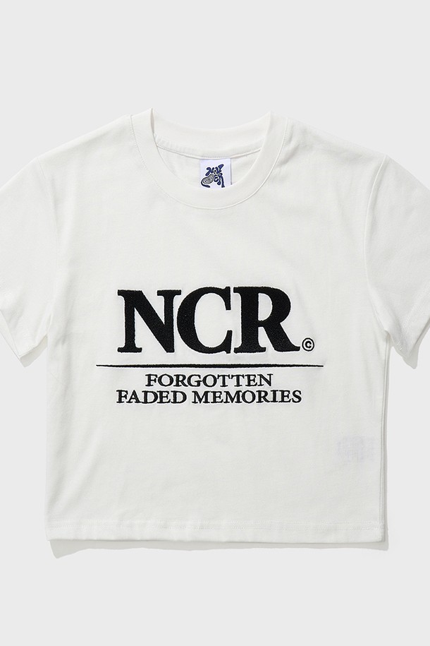 NCR 시그니처 크롭 반팔 티셔츠 화이트는 봄, 여름 시즌에 활용하기 좋은 남녀 공용 베이직 스타일의 반팔 티셔츠입니다. 부드러운 면과 폴리에스테르 혼방 소재로 제작되어 통기성이 뛰어나며, 얇은 두께감과 박시핏 디자인으로 편안한 착용감을 선사합니다. 텀블 가공 처리, 수축 최소화, 내구성 있는 스티칭 디테일로 형태 유지력이 우수하며, 라운드 넥과 로고 패턴이 특징입니다.
