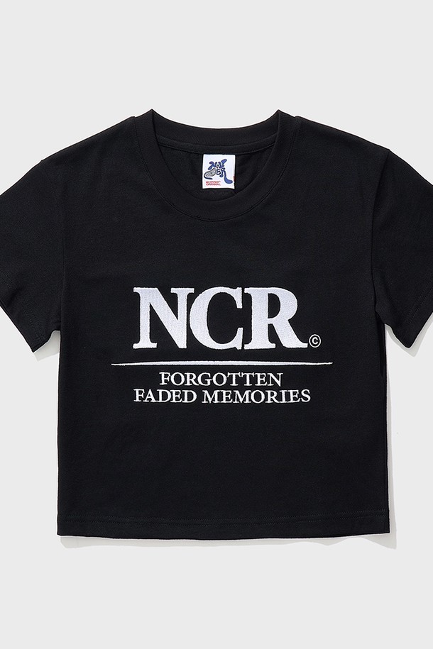 NCR 시그니처 크롭 반팔 티셔츠 블랙은 남녀 공용으로 착용 가능한 베이직 스타일의 티셔츠입니다. 면과 폴리에스테르 혼방 소재로 제작되어 부드러운 촉감과 뛰어난 통기성을 제공하며, 얇은 두께감으로 봄, 여름 시즌에 시원하게 입을 수 있습니다. 박시핏과 라운드넥 디자인에 로고 패턴, 반소매 기장, 크롭 기장으로 트렌디함을 더했으며, 수축 최소화 및 텐션 조절 열처리로 내구성을 높였습니다.
