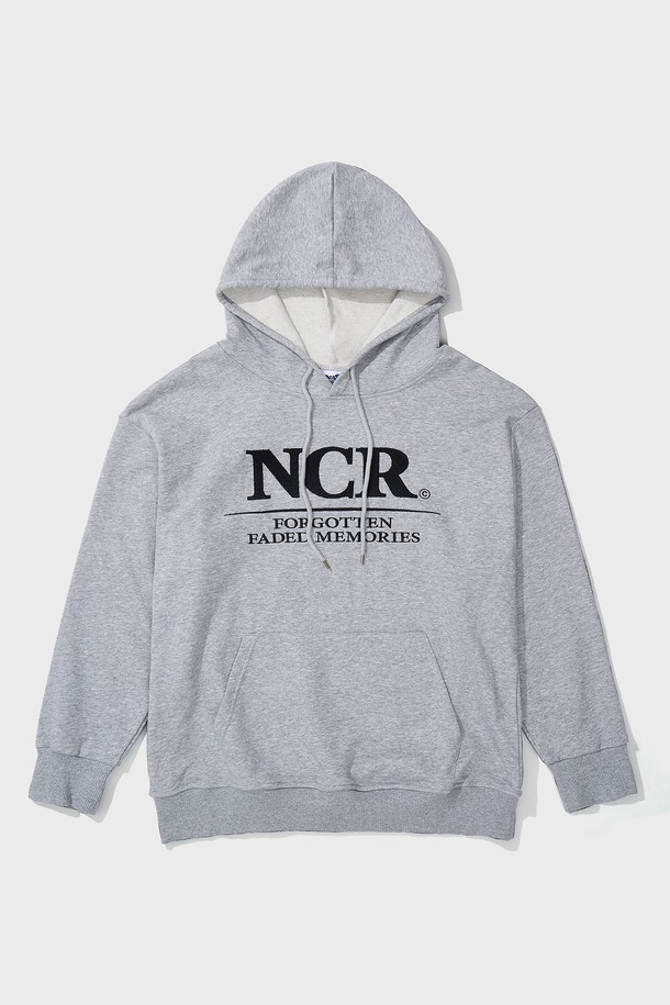 NCR 시그니처 후드티 그레이는 남녀 모두 착용 가능한 베이직하고 캐주얼한 스타일의 후드티입니다. 봄, 가을, 겨울, 세 계절에 걸쳐 활용하기 좋으며, 일상복으로 편안하게 착용할 수 있습니다. 부드러운 면과 폴리에스테르 혼방 소재로 제작되어 흡습 및 통기성이 뛰어나고, 박시핏으로 편안한 착용감을 선사합니다. 트리블 스티치 공법, 텀블 및 텐더 가공, 내구성 강화 스티칭, 변형 최소화 등의 특징으로 제작되어, 집콕룩, 동네 마실룩, 겨울 데일리룩 등 다양한 TPO에 적합합니다. 그레이 컬러에 로고 패턴이 더해져 미니멀하면서도 클래식한 분위기를 연출합니다.

