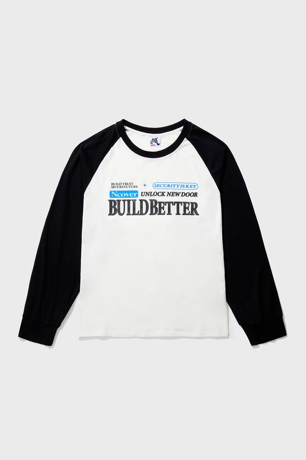 빌드 베럴 래글런 롱슬리브 블랙은 부드러운 면과 폴리에스테르 혼방 소재로 제작되어 봄, 가을에 착용하기 좋은 얇은 두께의 긴소매 래글런 티셔츠입니다. 라운드넥 디자인과 루즈핏으로 편안한 착용감을 선사하며, 베이직하고 캐주얼한 스타일을 연출합니다. 블랙과 화이트 두 가지 색상으로 출시되어 다양한 룩에 활용하기 좋습니다. 래글런 소매 디자인과 리브 디테일, 통기성이 좋은 소재, 그리고 내구성을 높인 스티칭 마감으로 완성도를 높였습니다. 일상 속 편안함과 스타일을 동시에 잡을 수 있는 아이템으로, 동네 마실룩이나 산책룩에 적합합니다.
