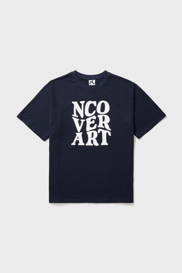 네이비 컬러의 웨이브 그래픽 반팔 티셔츠입니다. 면과 폴리에스테르 혼방 소재로 제작되어 부드러운 촉감과 뛰어난 통기성을 제공하며, 일상생활에서 편안하게 착용할 수 있습니다. 얇은 두께감과 박시핏 디자인으로 트렌디한 스타일을 연출하며, 텀블 가공을 통해 수축을 최소화하고 내구성이 뛰어난 스티칭으로 제작되었습니다.
