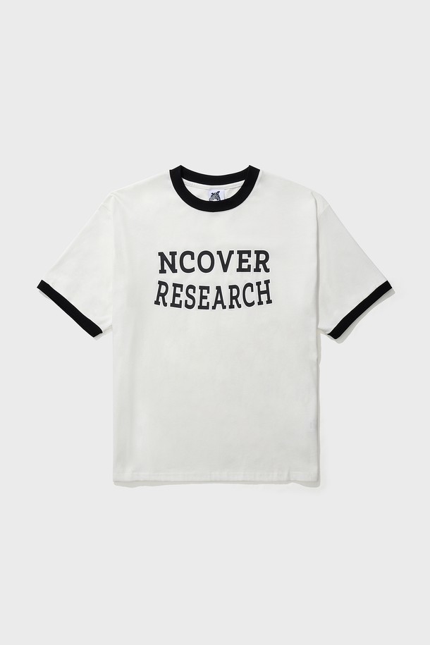 리서치 로고 링거 반팔 티셔츠 블랙은 면과 폴리에스터 혼방 소재로 제작되어 부드러운 촉감과 얇은 두께로 봄, 여름철에 시원하게 착용하기 좋습니다. 베이직하고 캐주얼한 스타일의 이 티셔츠는 남녀 모두 착용 가능하며, 링거 디자인과 박시핏으로 편안한 착용감을 선사합니다. 텀블 가공을 거쳐 수축을 최소화하고 내구성을 높인 스티칭 마감으로 오랫동안 변함없이 즐길 수 있습니다.
