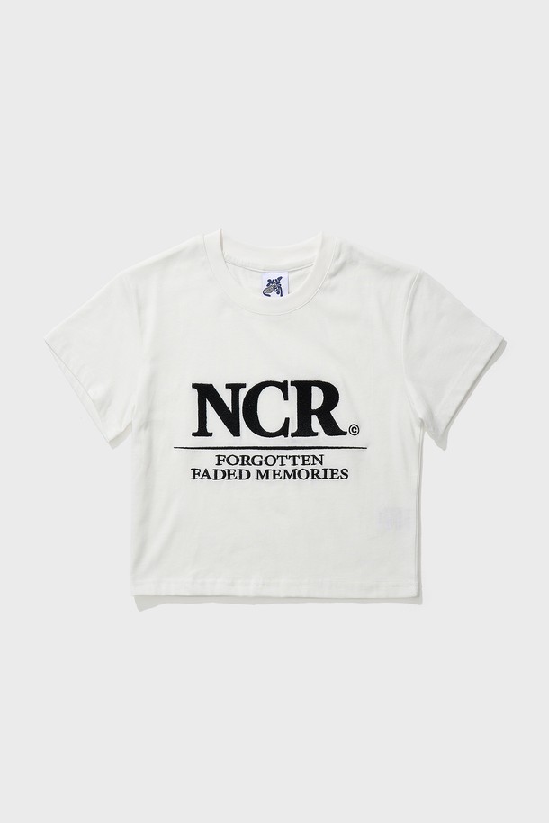 NCR 시그니처 크롭 반팔 티셔츠 화이트는 봄, 여름 시즌에 활용하기 좋은 남녀 공용 베이직 스타일의 반팔 티셔츠입니다. 부드러운 면과 폴리에스테르 혼방 소재로 제작되어 통기성이 뛰어나며, 얇은 두께감과 박시핏 디자인으로 편안한 착용감을 선사합니다. 텀블 가공 처리, 수축 최소화, 내구성 있는 스티칭 디테일로 형태 유지력이 우수하며, 라운드 넥과 로고 패턴이 특징입니다.
