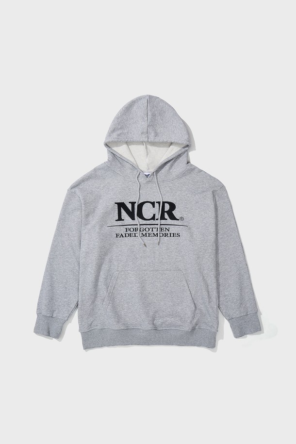 NCR 시그니처 후드티 그레이는 남녀 모두 착용 가능한 베이직하고 캐주얼한 스타일의 후드티입니다. 봄, 가을, 겨울, 세 계절에 걸쳐 활용하기 좋으며, 일상복으로 편안하게 착용할 수 있습니다. 부드러운 면과 폴리에스테르 혼방 소재로 제작되어 흡습 및 통기성이 뛰어나고, 박시핏으로 편안한 착용감을 선사합니다. 트리블 스티치 공법, 텀블 및 텐더 가공, 내구성 강화 스티칭, 변형 최소화 등의 특징으로 제작되어, 집콕룩, 동네 마실룩, 겨울 데일리룩 등 다양한 TPO에 적합합니다. 그레이 컬러에 로고 패턴이 더해져 미니멀하면서도 클래식한 분위기를 연출합니다.
