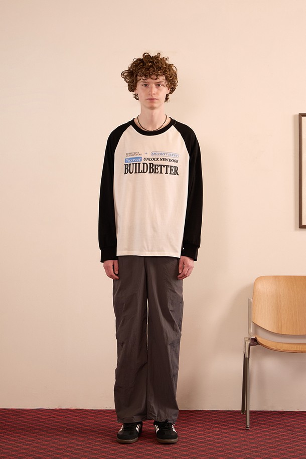 빌드 베럴 래글런 롱슬리브 블랙은 부드러운 면과 폴리에스테르 혼방 소재로 제작되어 봄, 가을에 착용하기 좋은 얇은 두께의 긴소매 래글런 티셔츠입니다. 라운드넥 디자인과 루즈핏으로 편안한 착용감을 선사하며, 베이직하고 캐주얼한 스타일을 연출합니다. 블랙과 화이트 두 가지 색상으로 출시되어 다양한 룩에 활용하기 좋습니다. 래글런 소매 디자인과 리브 디테일, 통기성이 좋은 소재, 그리고 내구성을 높인 스티칭 마감으로 완성도를 높였습니다. 일상 속 편안함과 스타일을 동시에 잡을 수 있는 아이템으로, 동네 마실룩이나 산책룩에 적합합니다.
