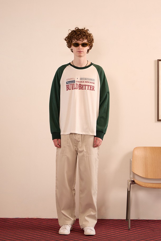 빌드 베럴 래글런 롱슬리브 그린은 부드러운 면과 폴리에스테르 혼방 소재의 얇은 두께감으로 제작된 래글런 티셔츠입니다. 그린 컬러와 라운드넥 디자인이 특징이며, 래글런 소매와 리브 디테일로 편안한 착용감을 선사합니다. 박시한 실루엣과 텀블 가공 처리로 자연스러운 핏을 연출하며, 내구성이 뛰어난 스티칭 마감으로 완성도를 높였습니다. 일상생활에서 캐주얼하고 베이직한 스타일을 연출하거나, 가볍게 동네를 산책할 때 편안하게 착용하기 좋습니다.
