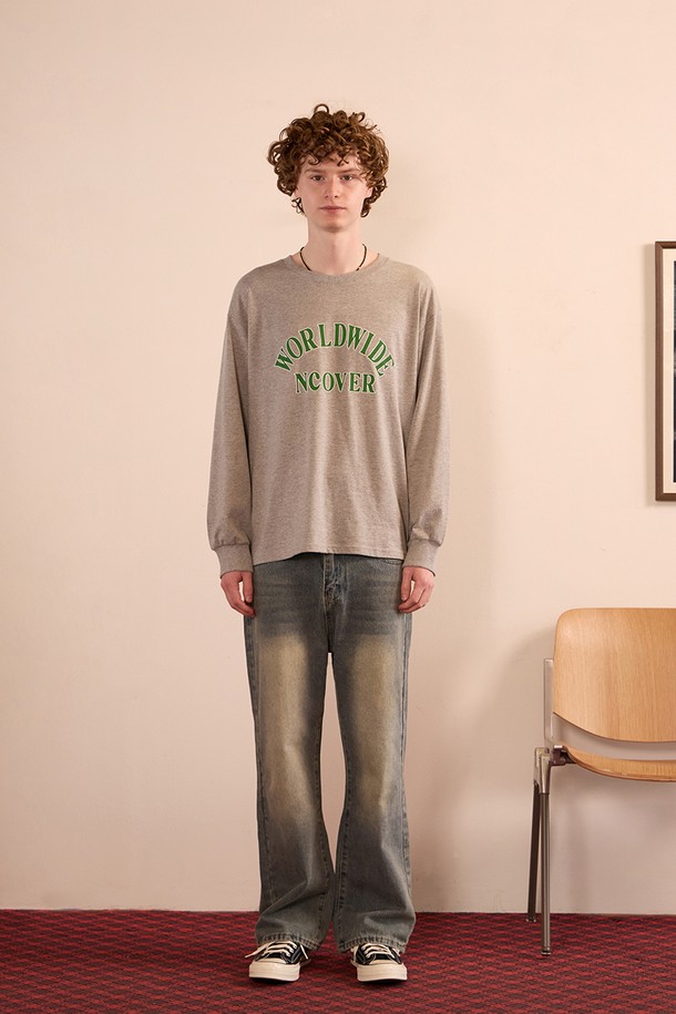 월드 와이드 롱슬리브 그레이는 남녀 모두 착용 가능한 유니섹스 핏의 긴소매 상의입니다. 부드러운 촉감의 면과 폴리에스테르 혼방 소재로 제작되어 봄, 가을에 얇고 편안하게 착용하기 좋습니다. 루즈핏 라운드넥 디자인에 무지 패턴의 베이직하고 캐주얼한 스타일을 연출하며, 텀블 및 텐더 가공 처리와 신축성 있는 원단으로 활동성을 높였습니다. 동네 마실룩, 집콕룩, 산책룩 등 다양한 일상 용도로 활용 가능하며, 캐주얼, 미니멀, 클래식 스타일을 즐기는 분들께 추천합니다. 통기성이 우수하여 쾌적한 착용감을 선사합니다.

