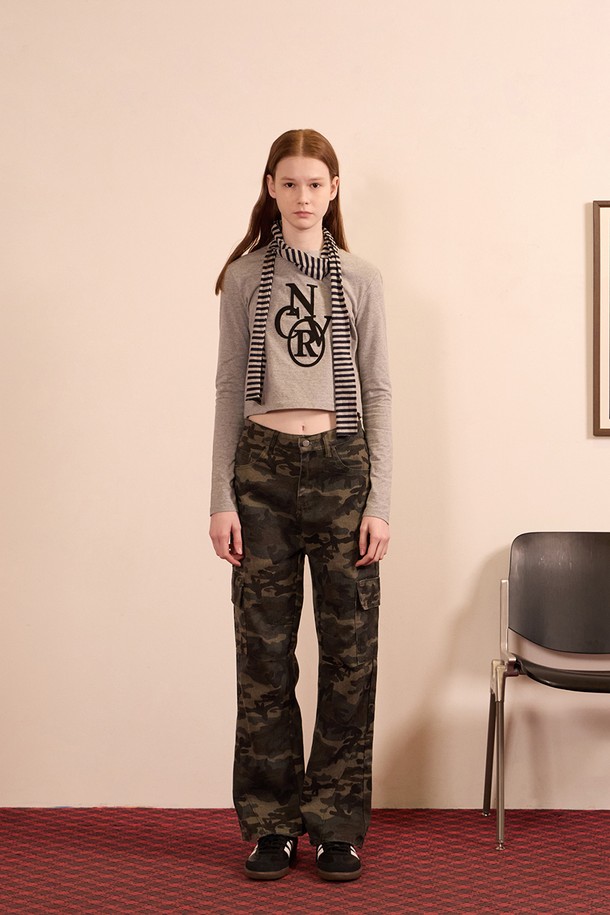 '서클 스티치 크롭 롱슬리브' 그레이 티셔츠입니다. 부드러운 촉감의 면, 폴리에스테르 혼방 소재로 제작되어 봄, 가을에 착용하기 좋습니다. 라운드넥에 박시핏 크롭 기장으로 캐주얼하고 미니멀한 스타일을 연출하며, 서클 스티치 패턴이 특징입니다. 얇은 두께감으로 편안하게 착용 가능하며, 텐션 조절을 위한 텐더 가공과 수축을 최소화하는 텀블 가공 처리를 거쳤습니다. 일상복, 가벼운 산책룩으로 활용하기 좋은 아이템입니다.
