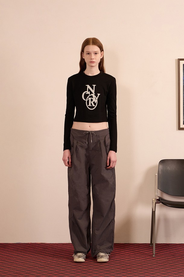 **서클 스티치 크롭 롱슬리브 블랙**은 면과 폴리에스테르 혼방 소재로 제작되어 부드러운 촉감을 선사합니다. 얇은 두께감으로 봄, 가을에 적합하며, 텀블 및 텐더 가공 처리를 통해 편안한 착용감을 제공합니다. 라운드넥에 박시 핏 디자인으로 캐주얼하면서도 미니멀한 스타일을 연출하며, 서클 스티치 패턴이 돋보입니다. 데이트룩부터 카페룩까지 다양한 상황에 활용할 수 있으며, 내구성이 우수한 스티치 마감으로 오랫동안 즐겨 입을 수 있습니다. 남녀 모두 착용 가능한 블랙 컬러의 크롭 롱슬리브입니다.
