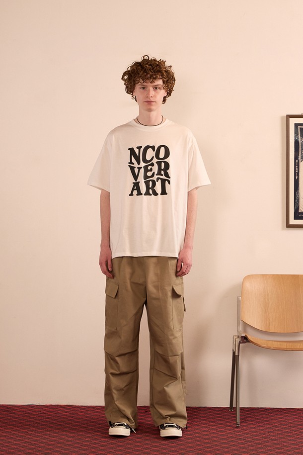 부드러운 면과 폴리에스테르 혼방 소재로 제작된 웨이브 그래픽 반팔 티셔츠는 남녀 모두에게 잘 어울리는 베이직 스타일의 데일리 아이템입니다. 얇고 통기성이 우수하며, 텀블 가공 및 150-200도 텐더 가공을 통해 수축을 최소화하여 오랫동안 변함없이 착용 가능합니다. 박시핏 라운드넥 디자인에 시원한 화이트 컬러, 웨이브 그래픽 패턴으로 포인트를 주어 봄, 여름 시즌 어디에나 편안하게 매치할 수 있습니다.
