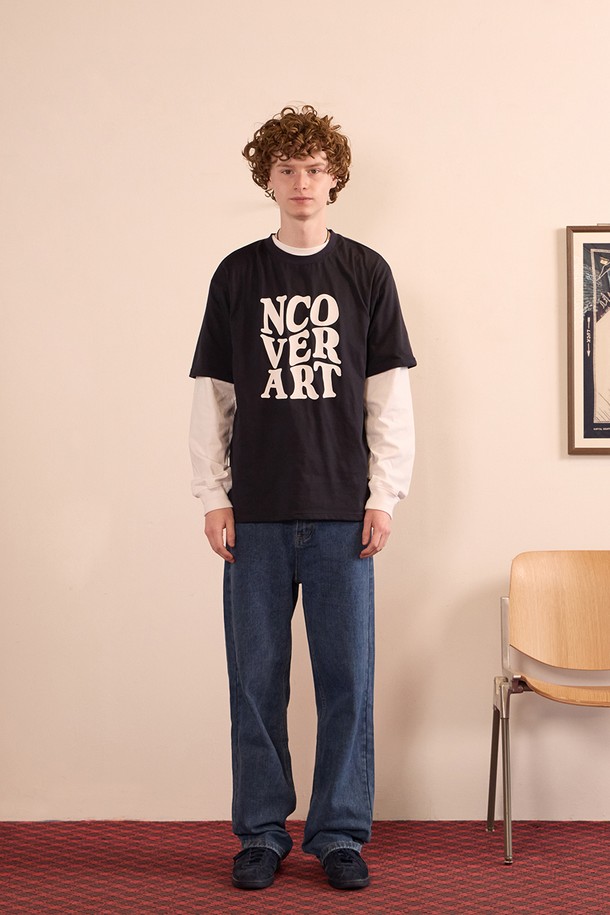 네이비 컬러의 웨이브 그래픽 반팔 티셔츠입니다. 면과 폴리에스테르 혼방 소재로 제작되어 부드러운 촉감과 뛰어난 통기성을 제공하며, 일상생활에서 편안하게 착용할 수 있습니다. 얇은 두께감과 박시핏 디자인으로 트렌디한 스타일을 연출하며, 텀블 가공을 통해 수축을 최소화하고 내구성이 뛰어난 스티칭으로 제작되었습니다.
