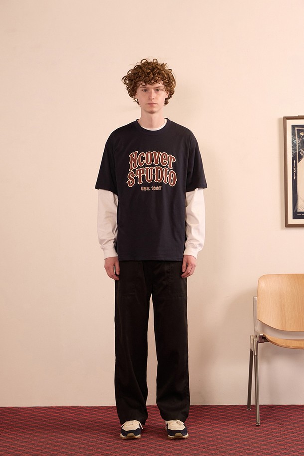 올드 스튜디오 반팔 티셔츠 네이비는 남녀 공용으로, 봄, 여름에 착용하기 좋은 베이직 스타일의 반팔 티셔츠입니다. 부드러운 면과 폴리에스터 혼방 소재로 제작되어 얇고 통기성이 뛰어나며, 루즈핏으로 편안한 착용감을 선사합니다. 텀블 가공을 통해 수축을 최소화하고, 150-200도 텐더 가공 및 내구성 있는 스티칭으로 마감하여 오랫동안 변형 없이 착용 가능합니다.
