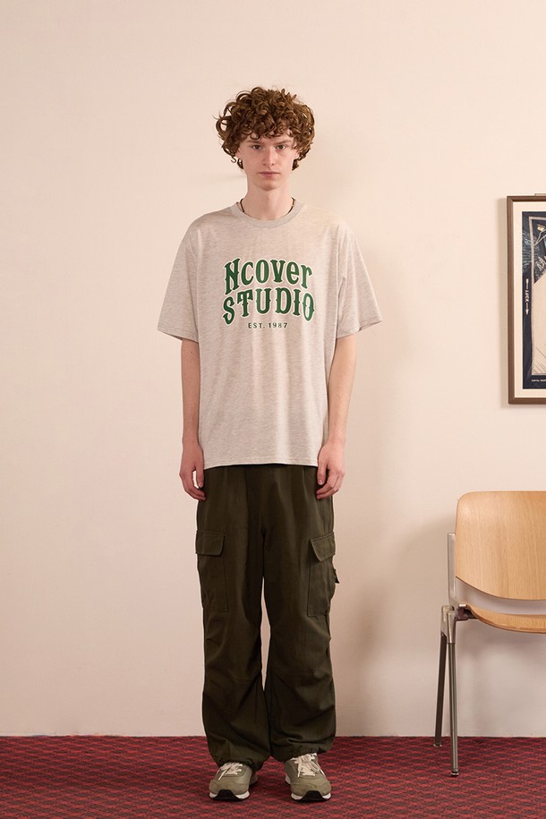 올드 스튜디오 반팔 티셔츠 화이트멜란지는 면 35%, 폴리에스터 65% 혼방 소재로 제작되어 부드러운 촉감을 선사합니다. 남녀 공용으로 착용 가능하며, 라운드넥과 루즈핏으로 편안한 착용감을 제공합니다. 특수 텀블 가공으로 수축을 최소화하고, 150-200도 텐더 가공으로 원단의 장력을 조절하여 변형 없이 오래 입을 수 있습니다.
