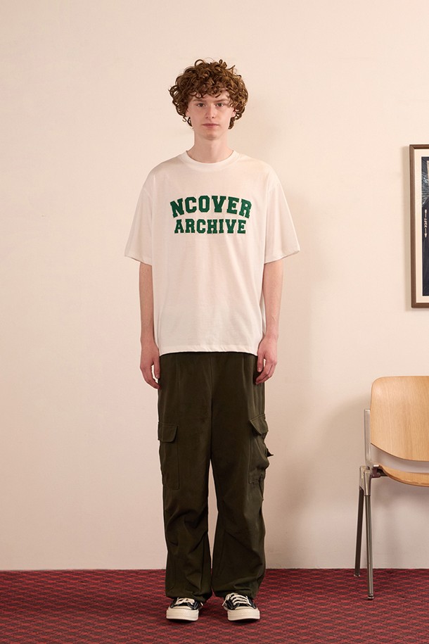 네이비 컬러의 아카이브 로고 반팔 티셔츠입니다. 면과 폴리에스테르 혼방 소재로 제작되어 부드러운 촉감과 통기성을 제공하며, 루즈핏으로 편안한 착용감을 선사합니다. 캐주얼 스타일의 남녀공용 제품으로, 텀블 가공 및 텐더 가공을 거쳐 세탁 후 변형과 뒤틀림을 최소화하고 견고한 봉제 마감으로 내구성을 높였습니다.
