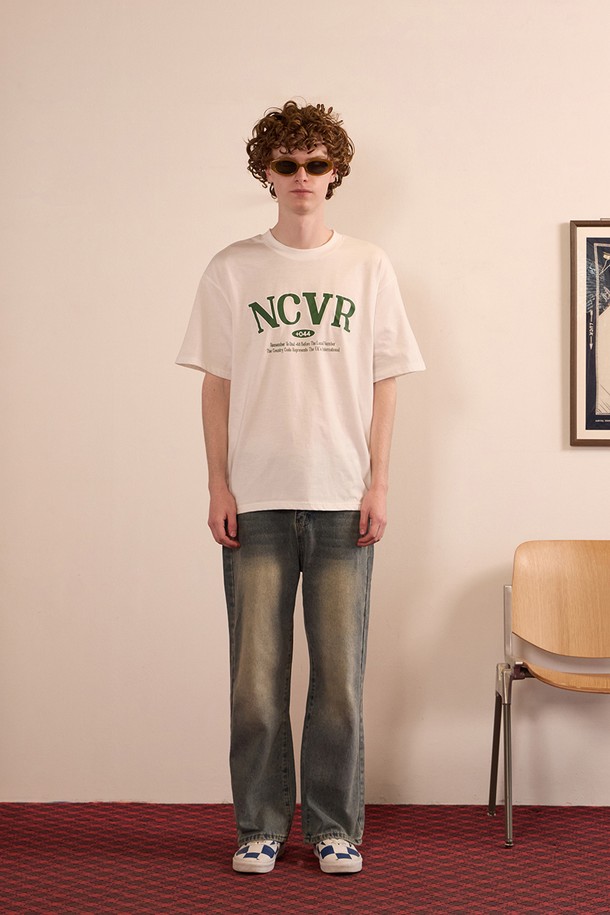 베이직하고 캐주얼한 스타일의 레거시 타이포 로고 반팔 티셔츠 화이트입니다. 면과 폴리에스테르 혼방 소재로 제작되어 부드러운 촉감과 통기성을 제공하며, 얇은 두께감으로 봄, 여름철에 시원하게 착용하기 좋습니다. 텀블 가공으로 수축을 최소화하고, 내구성이 뛰어나 형태 안정성이 유지되는 실용적인 제품입니다.
