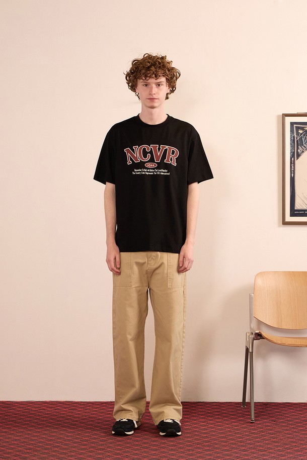 레거시 타이포 로고 반팔 티셔츠 블랙은 남녀 공용으로 착용 가능한 베이직하고 캐주얼한 스타일의 반팔 티셔츠입니다. 면과 폴리에스테르 혼방 소재로 제작되어 부드러운 촉감과 얇은 두께감으로 봄, 여름 시즌에 적합하며, 박시핏으로 편안하게 착용할 수 있습니다. 텀블 가공으로 수축을 최소화하고 내구성을 높였으며, 레터링 로고 패턴과 라운드넥 디자인으로 포인트를 더했습니다.
